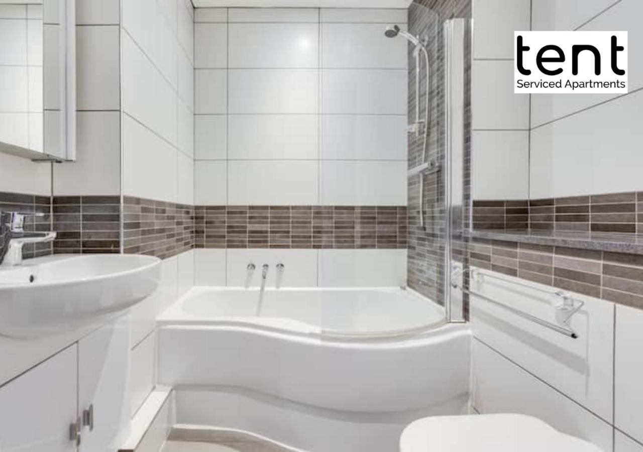 Stylish 1 Bed Apt , Central , Pkg, Perfect For Long Stays Egham Exteriér fotografie